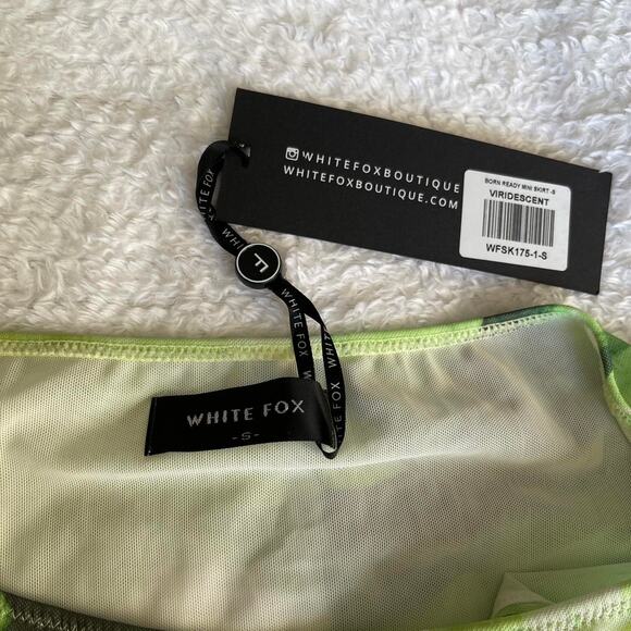 Green mini skirt with - Picture 2 of 3